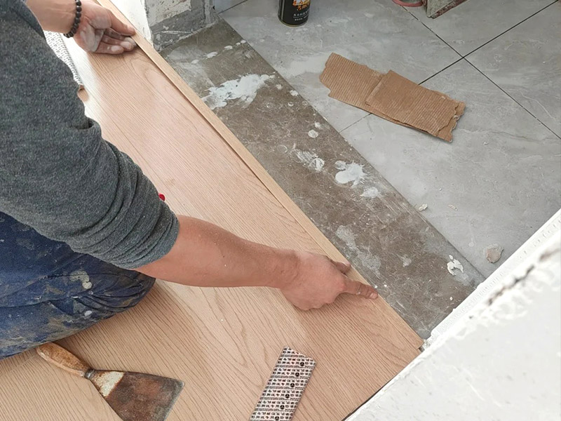 Você precisa de faixas de transição entre salas com o mesmo piso?