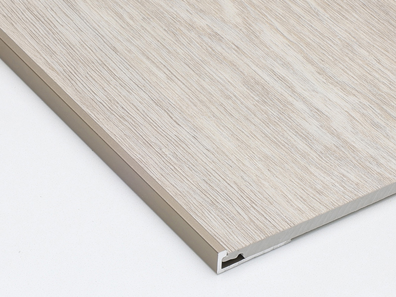 Acabamento de piso em canal C