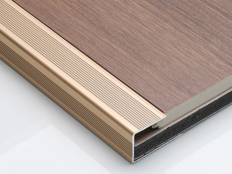 Acabamento de borda de piso de alum&iacute;nio com canal C