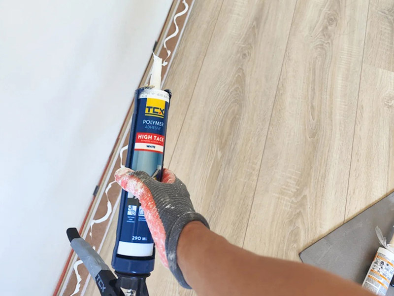 Rodap&eacute;s instalados com pregos