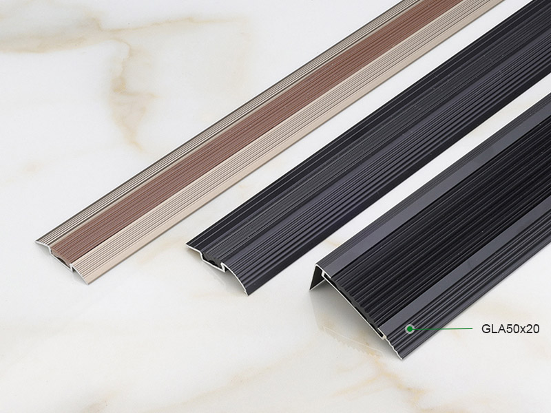 Guarni&ccedil;&atilde;o do nariz da borda da escada com inser&ccedil;&atilde;o de borracha