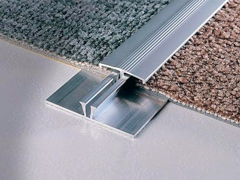 Como é chamada a tira de metal entre tapetes?