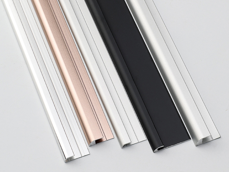 Faixa de transi&ccedil;&atilde;o de piso com tampa quadrada de alum&iacute;nio