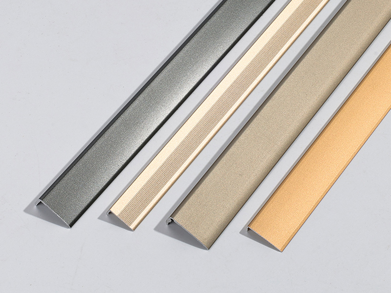 Acabamento de borda de piso de alum&iacute;nio em forma de L