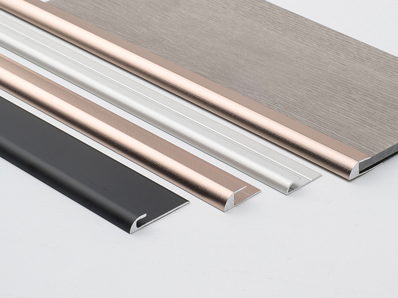 Faixa de acabamento de piso em liga de alum&iacute;nio em forma de C