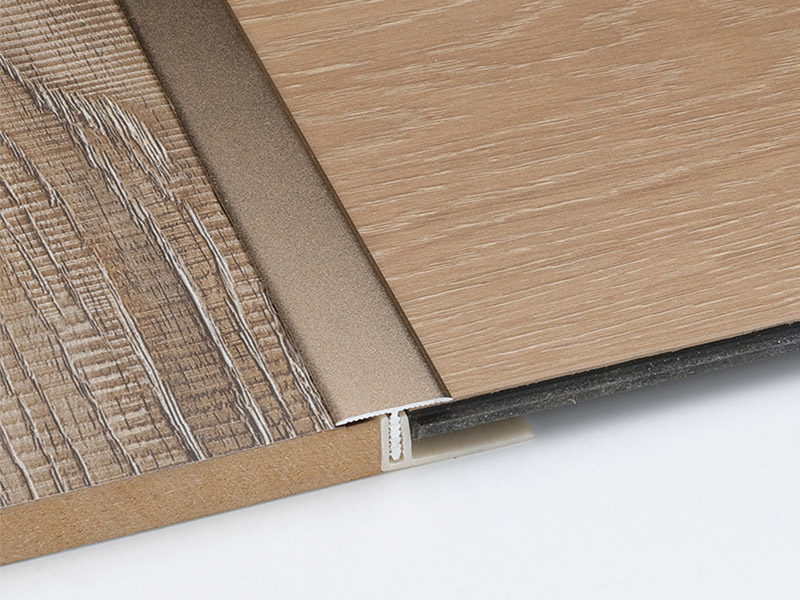 Faixa de transi&ccedil;&atilde;o de piso com moldagem em T de alum&iacute;nio