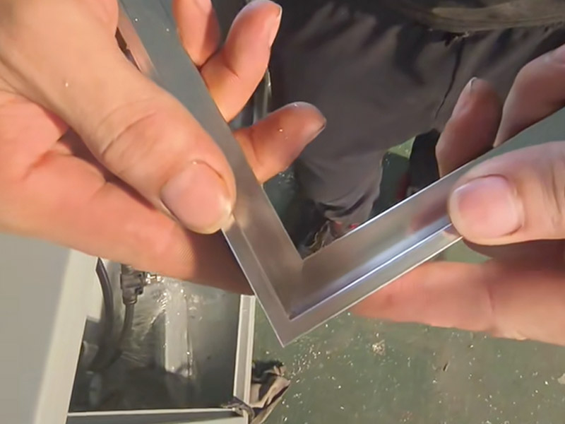 Como você corta o acabamento da borda do ladrilho de metal?