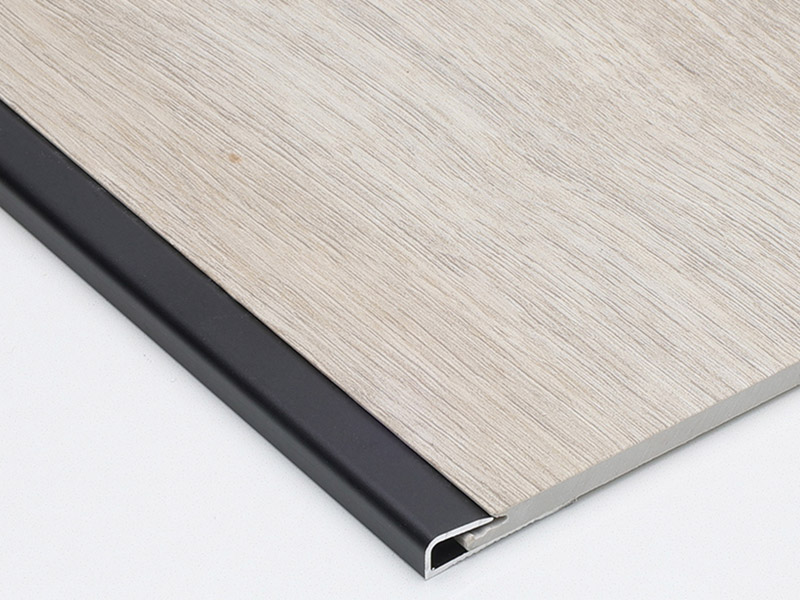 Acabamento met&aacute;lico para piso em canal C