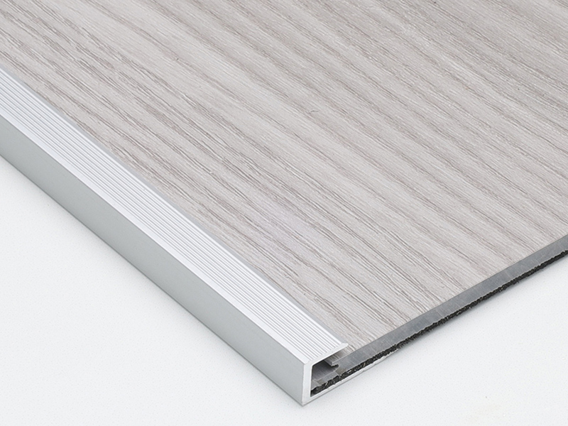 Acabamento de piso com borda quadrada