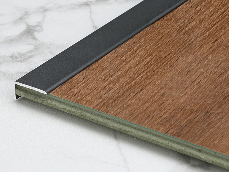 Faixa de prote&ccedil;&atilde;o de borda de piso de alum&iacute;nio em forma de L