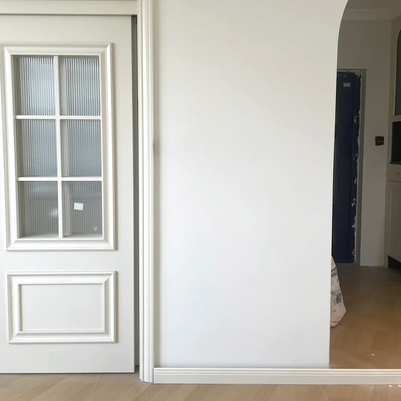 O que é rodapé de madeira maciça?